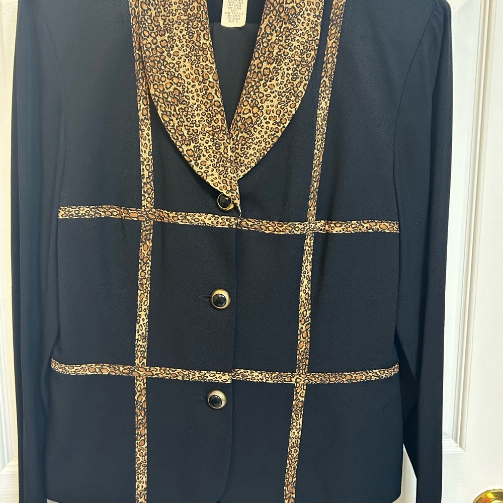 Women's Julian Taylor black pants with matching jacket. In excellent condition.